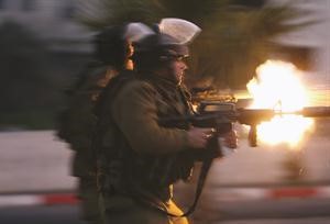 جنود اسرائيليون يطلقون النار خلال مواجهات مع فلسطينيين في الضفة الغربية امس الاول	افپ﻿