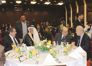حديث بين السفير علي المؤمن ووزير الخارجية العراقي هوشيار زيباري خلال الاحتفال
