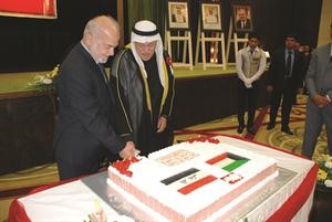ابراهيم الجعفري يشارك السفير المؤمن قطع كعكة الاحتفال
