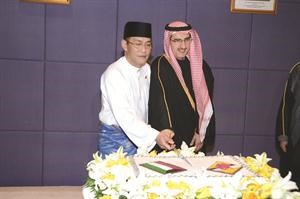عبدالعزيز الابراهيم وسفير بروناي يقطعان كعكة الاحتفال﻿