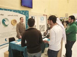 اقبال من الطلبة على زيارة المعرض﻿