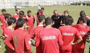 مدرب لبنان ثيو بوكير يوجه اللاعبين في التدريبات الاخيرة
