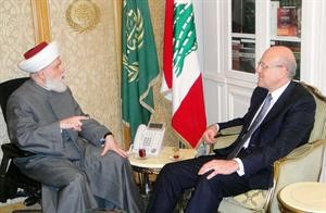 مفتي لبنان الشيخ دمحمد رشيد قباني مستقبلا رئيس الحكومة نجيب ميقاتي امس	محمود الطويل﻿