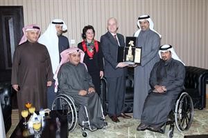 دحمود فليطح يتسلم درعا تذكارية من وفد المبارزة بحضور مهدي العجمي وشافي الهاجري﻿