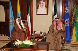 سمو ولي العهد الشيخ نواف الاحمد مستقبلا الشيخ احمد الحمود﻿