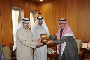تبادل الدروع التذكارية على هامش مذكرة التفاهم العلمي﻿