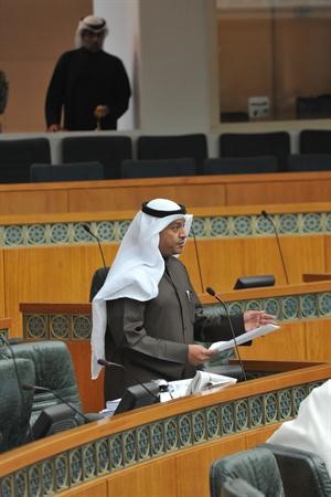 دحمد المطر اثناء حديثه في الجلسة﻿