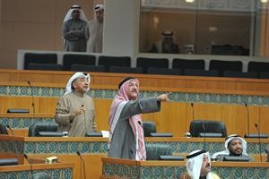 عدنان المطوع ودعبدالحميد دشتي يعترضان على سير الجلسة﻿