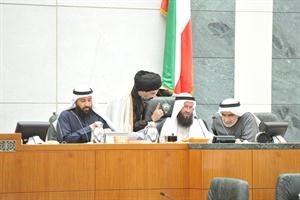 نائب الرئيس خالد السلطان مترئسا الجلسة محاطا بعدنان عبدالصمد وحسين القلاف ودعلي العمير﻿