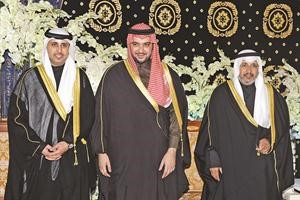 الشيخ مبارك العبدالله متوسطا المعرس ووالده