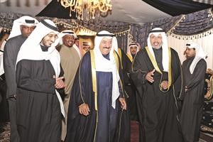 الشيخ عذبي المالك والشيخ عبدالله المالك يرحبان بصاحب السمو الامير الشيخ صباح الاحمد
