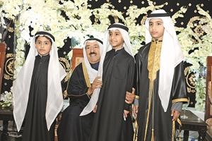 صاحب السمو الامير ومعه الشيوخ دعيج الخليفة وحمود العبدالله ومبارك العبدالله