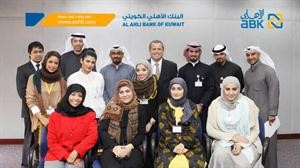 لقطة للموظفين المتدربين على التواصل مع العملاء من ذوي الاحتياجات﻿
