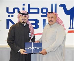 عبدالمحسن الرشيد يسلم الجائزة للفائز احمد الجسار﻿