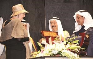 جائزة لاحدى الفائزات﻿