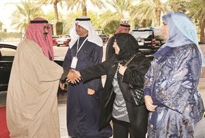 الشيخ مشعل الاحمد مصافحا مستقبليه﻿