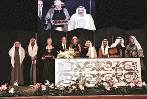 صاحب السمو الامير الشيخ صباح الاحمد ودنايف الحجرف واللجنة المنظمة خلال تقديم الجوائز﻿
