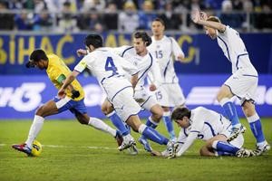 لاعب وسط البرازيل لوكاس يتخطى 5 لاعبين من البوسنة في لقطة طريفة افپ