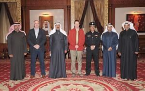 الفريق الشيخ احمد النواف مستقبلا الوفد الدولي﻿
