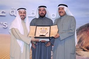 مخالد الخزي ومحمد شموه يقدمان درعا تكريمية
