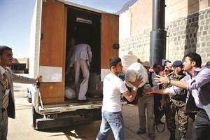 موظفون يمنيون ينقلون مخدرات عثروا عليها في صنعاء امسافپ﻿