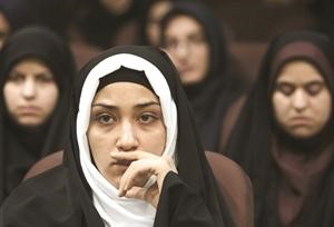 ايرانيات خلال حضورهن حملة انتخابية في مدينة قم امس	 رويترز﻿
