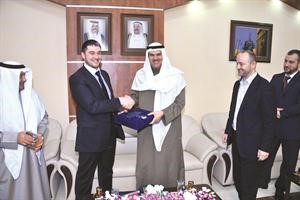 الشيخ سلمان الحمود يتبادل الهدايا التذكارية مع كازبيك احمدوف﻿