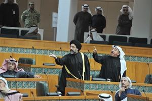سيد حسين القلاف ودعبدالحميد دشتي اثناء سجالهما مع البراك والوعلان﻿