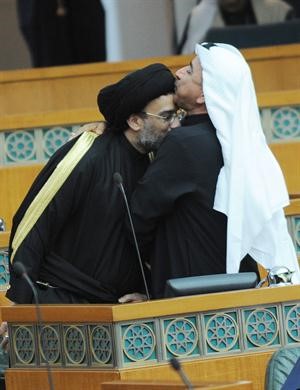 دعبدالحميد دشتي يقبل راس سيد حسين القلاف﻿