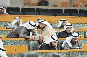 دمحمد الكندري وعبداللطيف العميري في حديث خلال الجلسة﻿