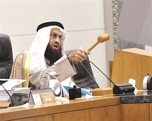 خالد السلطان يستعين بالمطرقة لضبط جلسة امس متين غوزال﻿