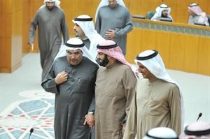 مناور نقا ومبارك الوعلان وعبدالرحمن العنجري خلال الجلسة﻿