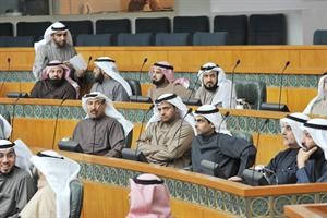 رياض العدساني ودخالد شخير وسعد الخنفور خلال الجلسة﻿