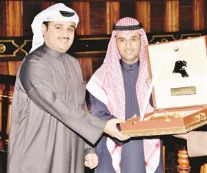 مساعد مدير العلاقات العامة حمد المطر يتسلم الجائزة
