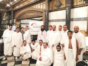 عدد من الموظفين خلال العمرة
