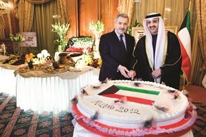 سامي الحمد ومحافظ ميلانو جويدو بوديستا يقطعان كعكة الاحتفال