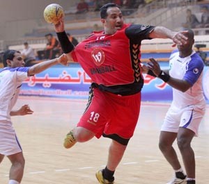 لاعب الفحيحيل سعد العازمي يصوب على مرمى اهلي سداب	الازرقكوم