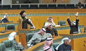 سيد حسين القلاف متحدثا خلال الجلسة﻿