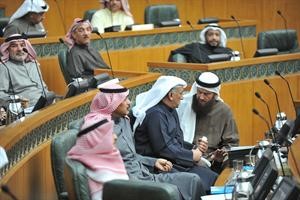 خالد السلطان متحدثا الى شعيب المويزري﻿