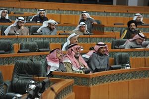 الشيخ صباح الخالد والشيخ احمد الخالد واحمد الرجيب خلال جلسة امس﻿