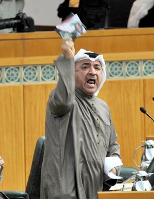  النائب عبدالحميد دشتي يرفع صورا خلال مداخلته