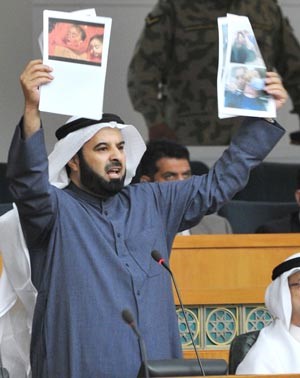  والنائب الوعلان يعرض صورا لضحايا القمع السوري