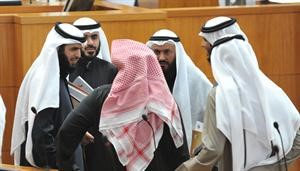 دعادل الدمخي واسامة المناور ومحمد هايف مع بعض النواب﻿