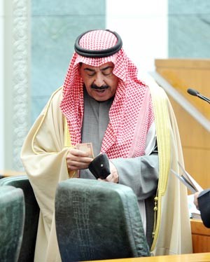 الشيخ احمد الحمود يعيد اوراقا نقدية الى حافظته خلال جلسة امس متين غوزال