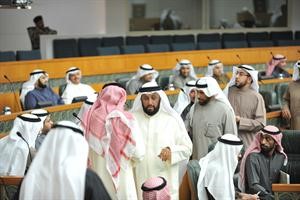 عمار العجمي متوسطا النواب اثناء انتخابات الشعبة البرلمانية﻿