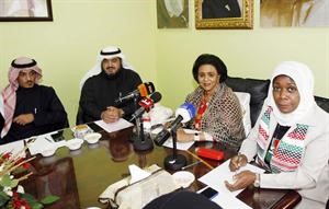 الشيخة فريحة الاحمد والداعية صالح النهام اثناء المؤتمر الصحافي
