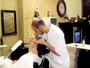 القصة الكاملة للحلاق المصري مع شارب زبونه السعودي: قص أكثر من سنتيمتر واحد والتهمة «إهدار كرامة»!