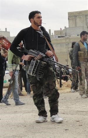 مقاتلو الجيش السوري الحر في حي البياضة بحمص رويترز