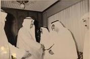يصافح الامير الوالد المرحوم الشيخ سعد العبدالله