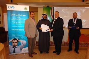 العصفور يكرم احد المشاركين﻿